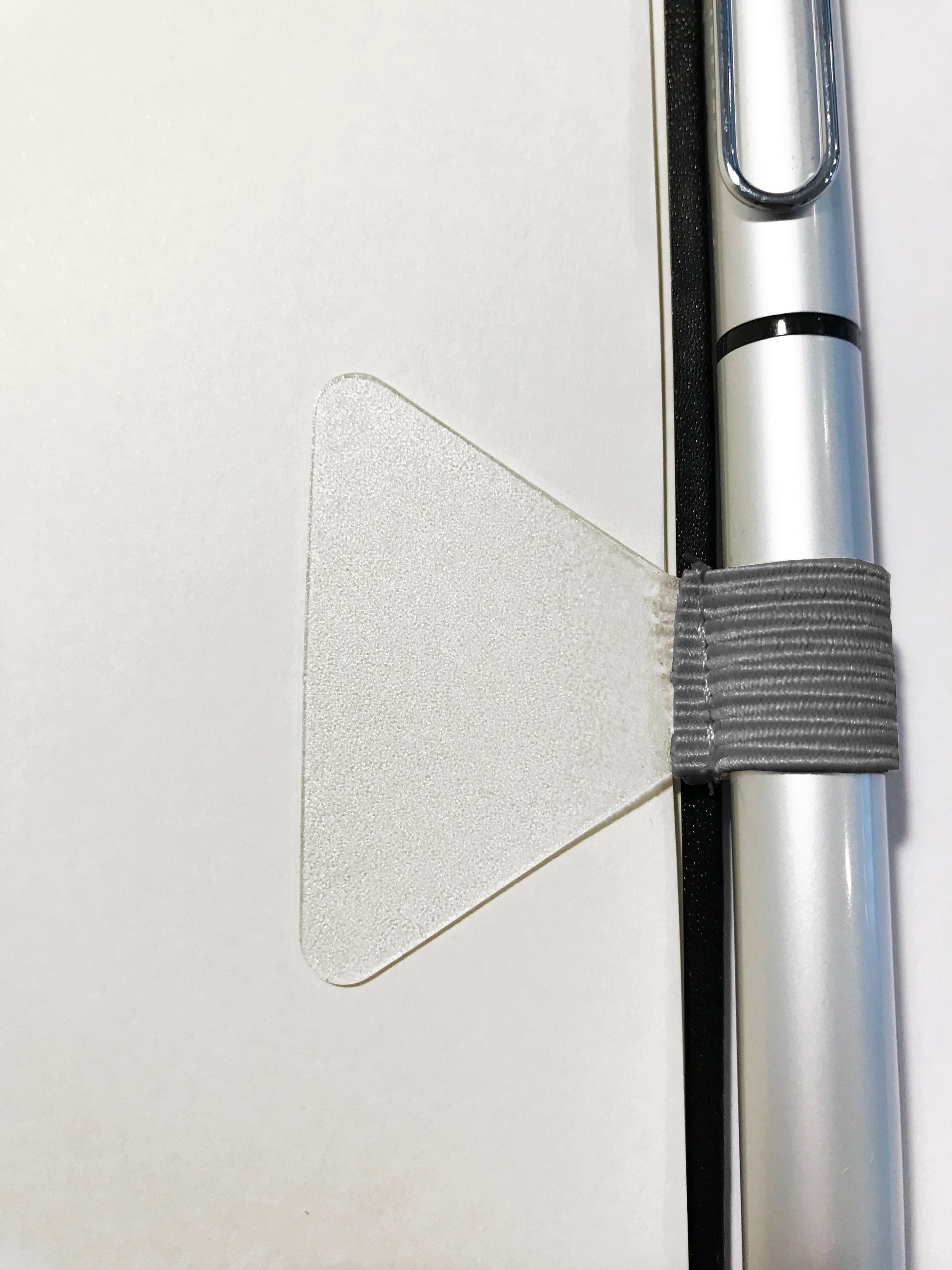Detailansicht Kalender mit grauer Stiftschlaufe